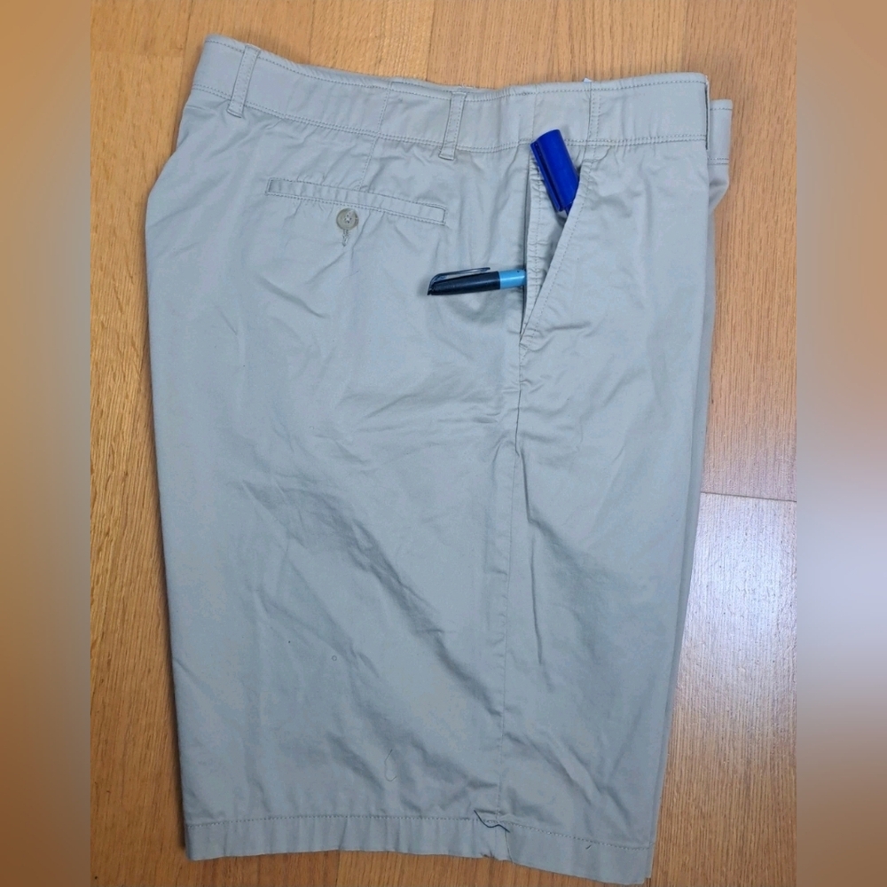 HAGGAR Men's Action Khaki Comfort Shorts Stretch And Flex Size 42 Preowned EUC